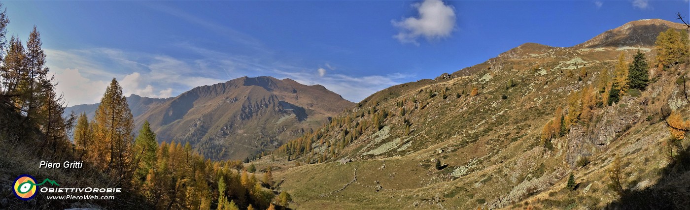 64 Vista sulla radura prativa della Baita del Buco (1936 m) che andiamo a raggiungere.jpg